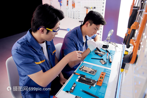 智能手機維修記 兩位年輕維修工的技術(shù)與熱忱